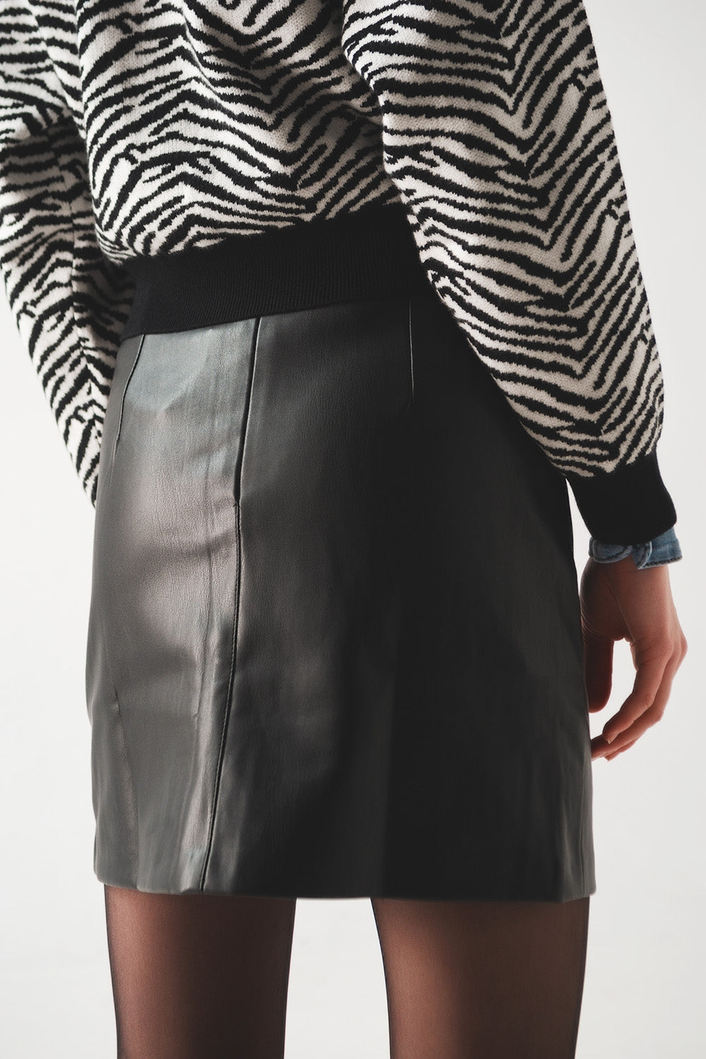 Q-2 BLACK LEATHER EFFECT MINI SKIRT Q-2