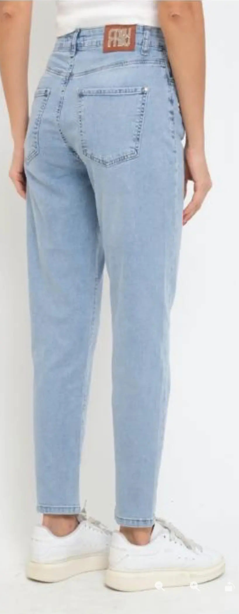 Women Light Wash Straight Jeans 7010 Nobello